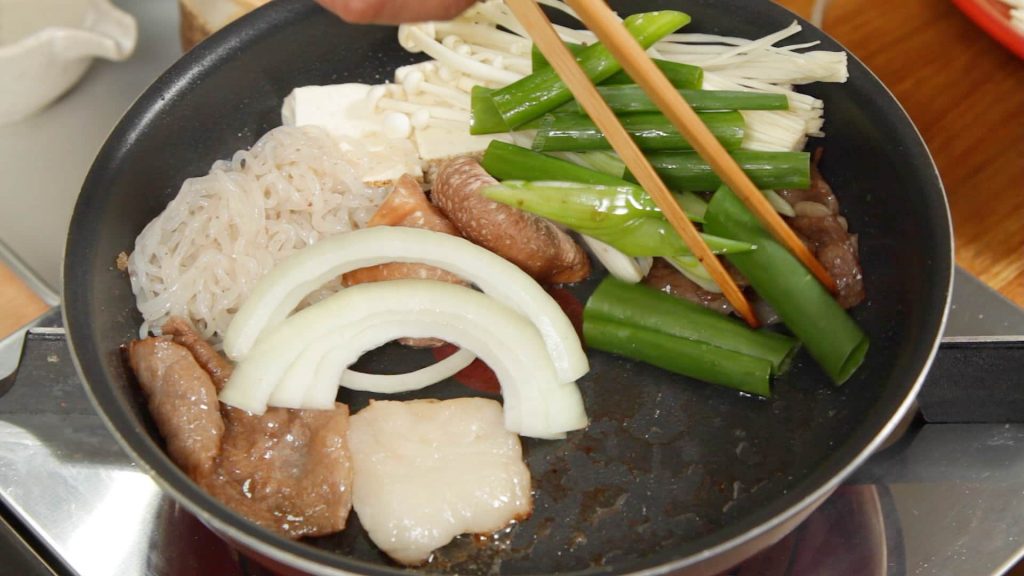3. Perbedaan Shabu-shabu, sukiyaki, steamboat - Sukiyaki Kansai