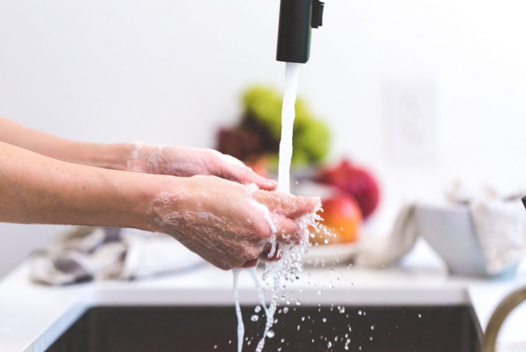 1. Cuci Tangan - 5 Tips Jaga Kebersihan Mengolah Makanan