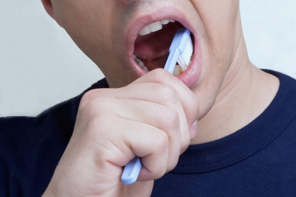1. Tetap sikat gigi dua kali sehari selama puasa setelah sahur dan sebelum tidur